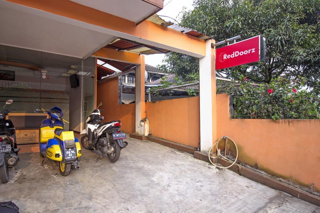 Reddoorz Syariah Near Btc Fashion Mall Бандунг Экстерьер фото