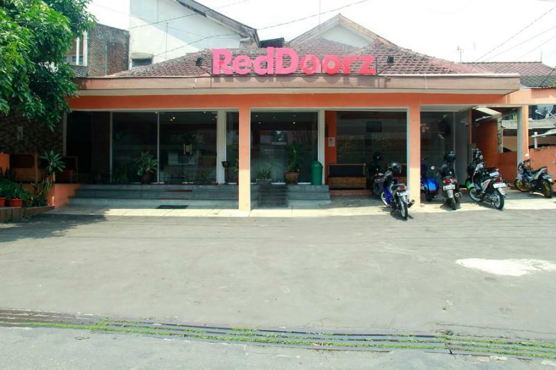 Reddoorz Syariah Near Btc Fashion Mall Бандунг Экстерьер фото
